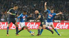Gelandang Inter Milan, Borja Valero, berebut bola dengan gelandang Napoli, Allan, pada laga Serie A Italia di Stadion San Paolo, Naples, Sabtu (21/10/2017). Napoli bermain imbang 0-0 dengan Inter Milan. (AP/Cesare Abbate)