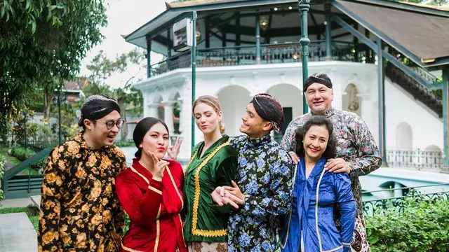 7 Potret Randy Pangalila dan Istri Bulenya dalam Balutan Adat Jawa