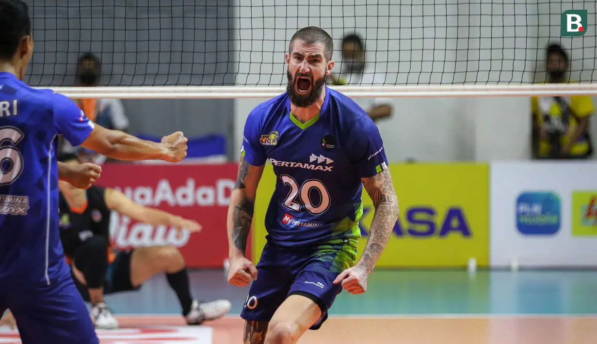 Pemain Jakarta Pertamina Pertamax, Jeffrey Paul Menzel melakukan selebrasi usai timnya mencetak poin saat menghadapi Jakarta BNI 46 dalam laga perebutan tempat ke-3 PLN Mobile Proliga 2022 di Padepokan Voli Jenderal Polisi Kunarto, Sentul, Minggu (27/03/2022). (Bola.com/Bagaskara Lazuardi)