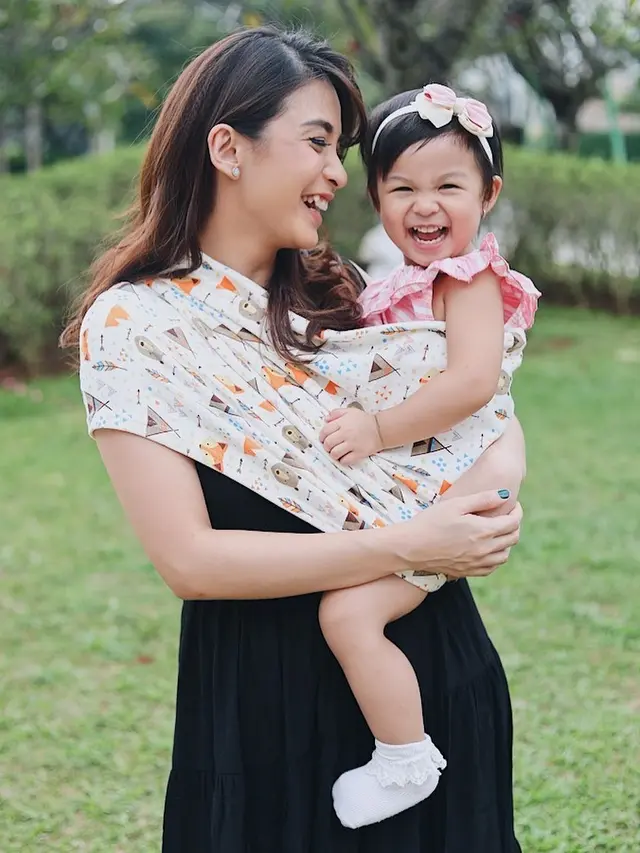 Gaya Seleb Cantik Gendong Anak (sumber: instagram/@
