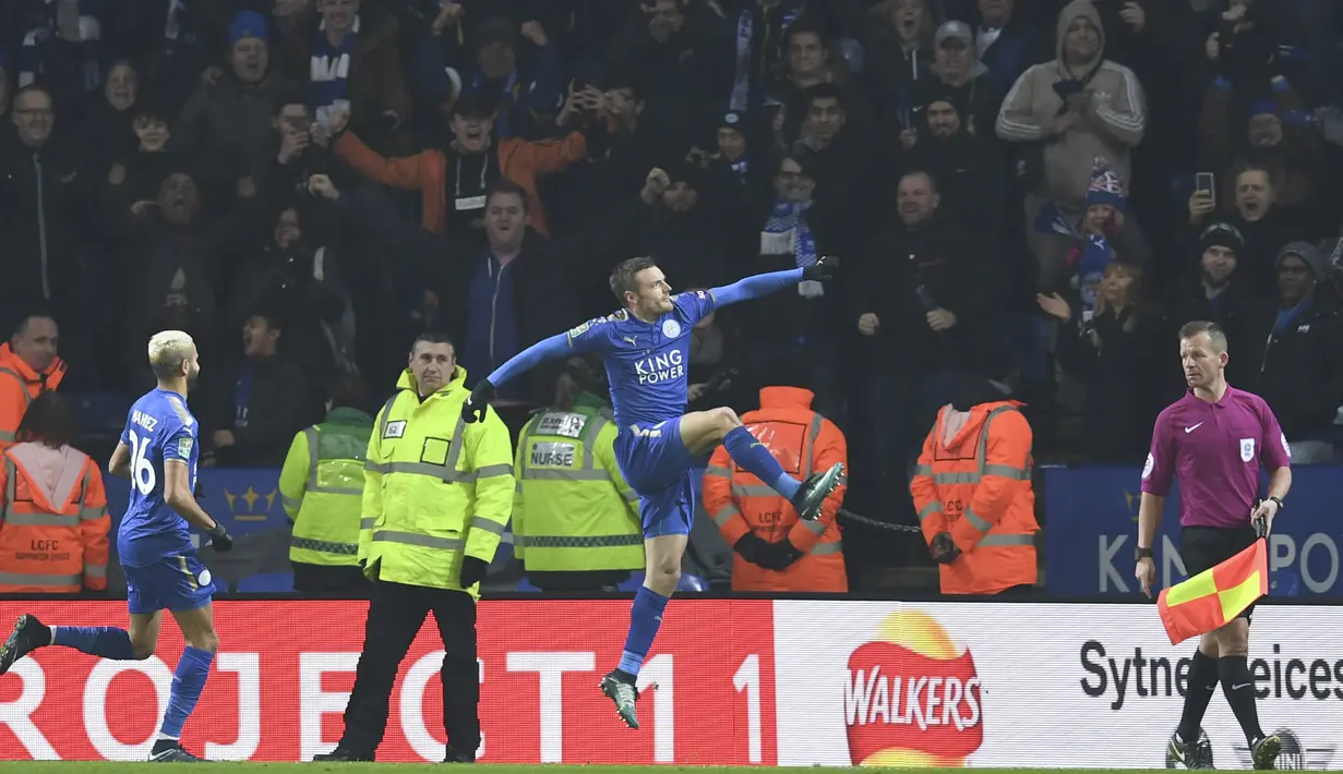 Gaya selebrasi pemain Leicester City, Jamie Vardy (tengah) udai membobol gawang Manchester City pada laga Piala Liga Inggris di King Power Stadium, Leicester, (19/12/2017). Manchester City menang lewati penalti  4-3. (AFP/Paul Ellis)