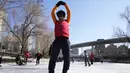 Seorang pria memutar sepatu rodanya di kanal yang membeku saat Olimpiade Musim Dingin 2022 hampir berakhir di Beijing pada Sabtu, 19 Februari 2022. (AP Photo/Ng Han Guan)