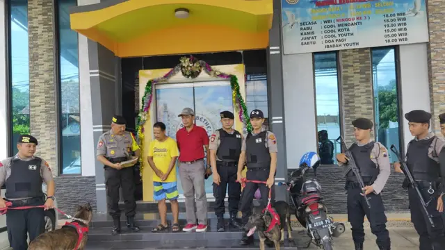 Polres Kebumen mengerahkan anjing pelacak untuk sterilisasi gereja jelang Natal. (Foto: Liputan6.com/Polres Kebumen/Muhamad Ridlo)