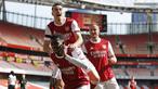 Striker Arsenal, Eddie Nketiah (tengah) melakukan selebrasi bersama rekan setim usai mencetak gol penyeimbang 1-1 ke gawang Fulham dalam laga lanjutan Liga Inggris 2020/2021 pekan ke-32 di Emirates Stadium, Minggu (18/4/2021). Arsenal bermain imbang 1-1 dengan Fulham. (AFP/Ian Kington/Ikimages)