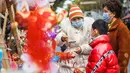 Orang-orang berbelanja lentera menjelang Festival Lampion, yang jatuh pada 15 Februari tahun ini - hari ke-15 Tahun Baru Imlek - di Nanjing di provinsi Jiangsu timur China pada 10 Februari 2022. Festival Lampion merupakan puncak sekaligus penutup dari perayaan Tahun Baru Imlek. (STR / AFP)
