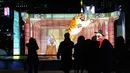 Pengunjung melihat lentera yang menyala selama perayaan Tahun Kelinci 2023 mendatang di Lapangan Gwanghwamun, Seoul, Korea Selatan, Senin (19/12/2022). Festival Lentera ini akan berlangsung dari 19-31 Desember 2022. (AP Photo/Ahn Young-joon)