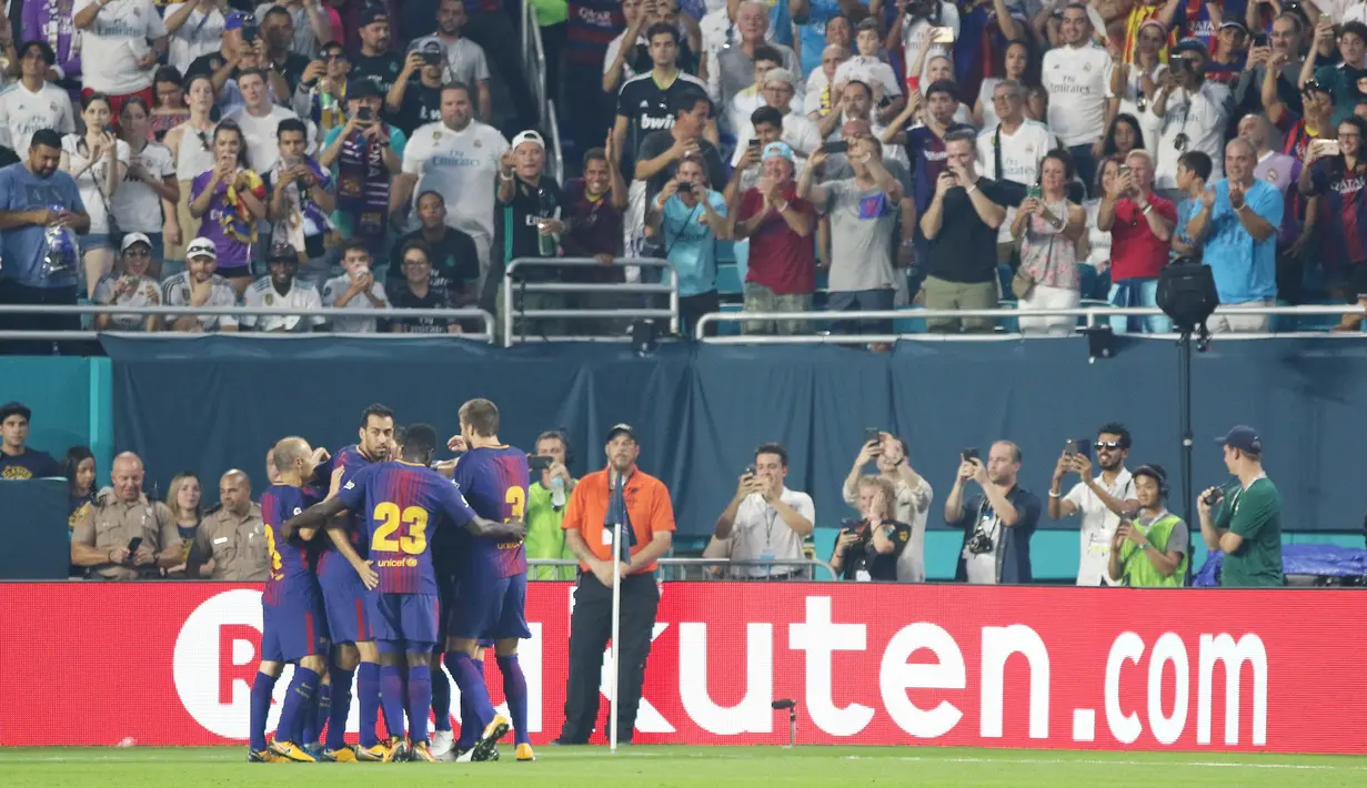 Para pemain Barcelona melakukan selebrasi usai memastikan gelar juara ICC 2017 setelah mengalahkan Real Madrid di Stadion Hard Rock, Miami, AS (29/7/2017). Barcelona menang 3-2 atas Real Madrid. (AP/Marc Serota)