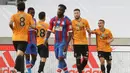 Pemain Wolverhampton Wanderers merayakan gol yang dicetak Daniel Podence ke gawang Crystal Palace pada laga lanjutan Premier League di Molineux Stadium, Selasa (21/7/2020) dini hari WIB. Wolves menang 2-0 atas Crystal Palace. (AFP/Martin Rickett/pool)