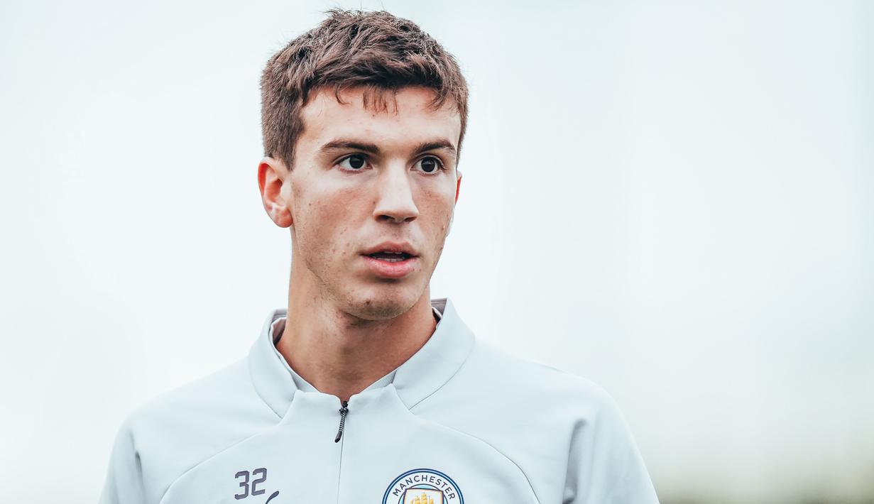 Maximo Perrone yang berusia 20 tahun saat ini menjadi milik Manchester City sejak tengah musim 2022/2023 setelah didatangkan dari Velez Sarfield. Bersama The Citizens ia baru bermain dalam 1 laga di Premier League. Sementara bersama Timnas Argentina U-20 ia telah mengoleksi 5 caps dengan torehan 1 gol sejak melakukan debut pada 26 Mei 2022. (mancity.com)