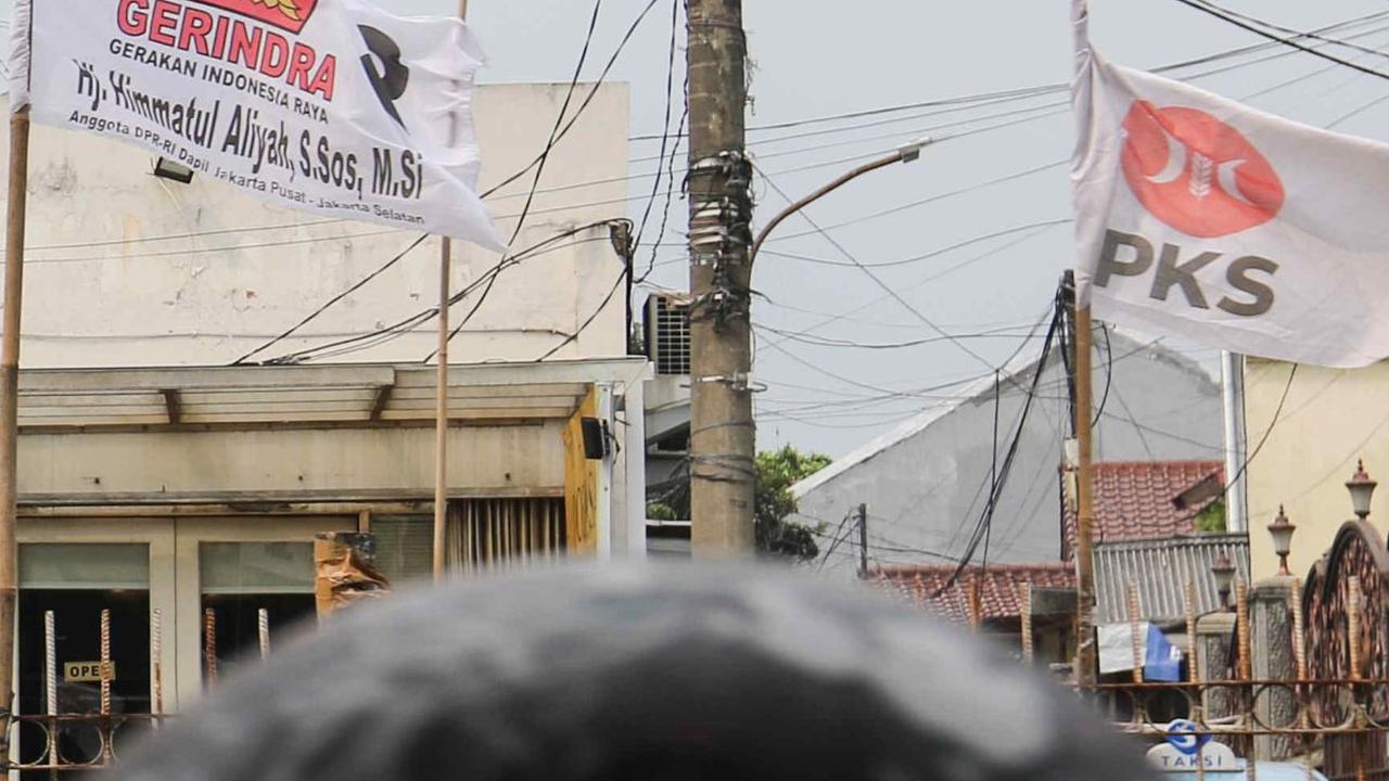 Atribut berupa bendera parpol itu dipasang dan diikat pada batang bambu yang kemudian diikat kembali pada pembatas jalan di kawasan tersebut.