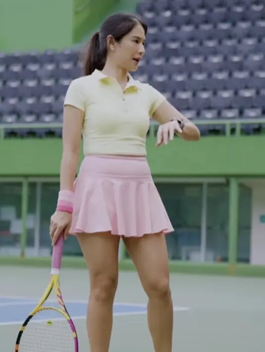 Outfit tenis yang dikenakan Dian Sastrowardoyo pun terlihat beragam dan berwarna [instagram/therealdianstr]