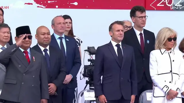 Presiden Prabowo Subianto memberikan salam hormat kepada kontingen Indonesia saat tampil pada peringatan Bastille Day atau Hari Nasional Prancis di Paris, Senin (14/7/2025).