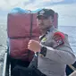 Bripda Eben Zebua, seorang personel polisi yang bertugas di pulau terluar harus berjuang mengarungi lautan yang berbatasan dengan Samudera Hindia dengan waktu tempuh berlayar 2 jam