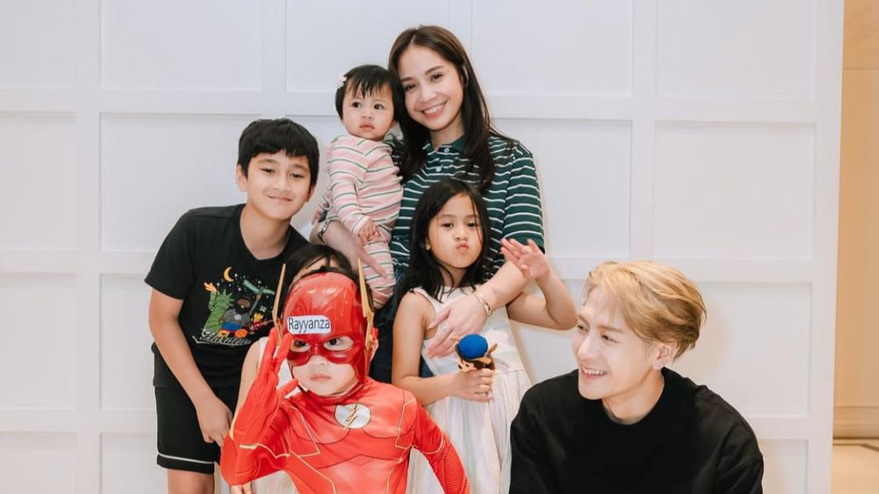 3 Potret Jackson Wang di Rumah Raffi Ahmad, Rayyanza Tampil Menggemaskan dengan Kostum Superhero
