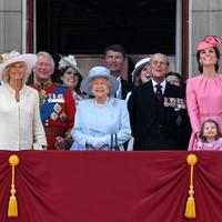 Keluarga kerajaan Inggris menyaksikan Trooping the Color Parade di balkon Istana Buckhingham, London, Sabtu (17/6). Trooping the Color Parade adalah acara tahunan untuk merayakan hari resmi ulang tahun Ratu Elizabeth. (CHRIS J RATCLIFFE / AFP)