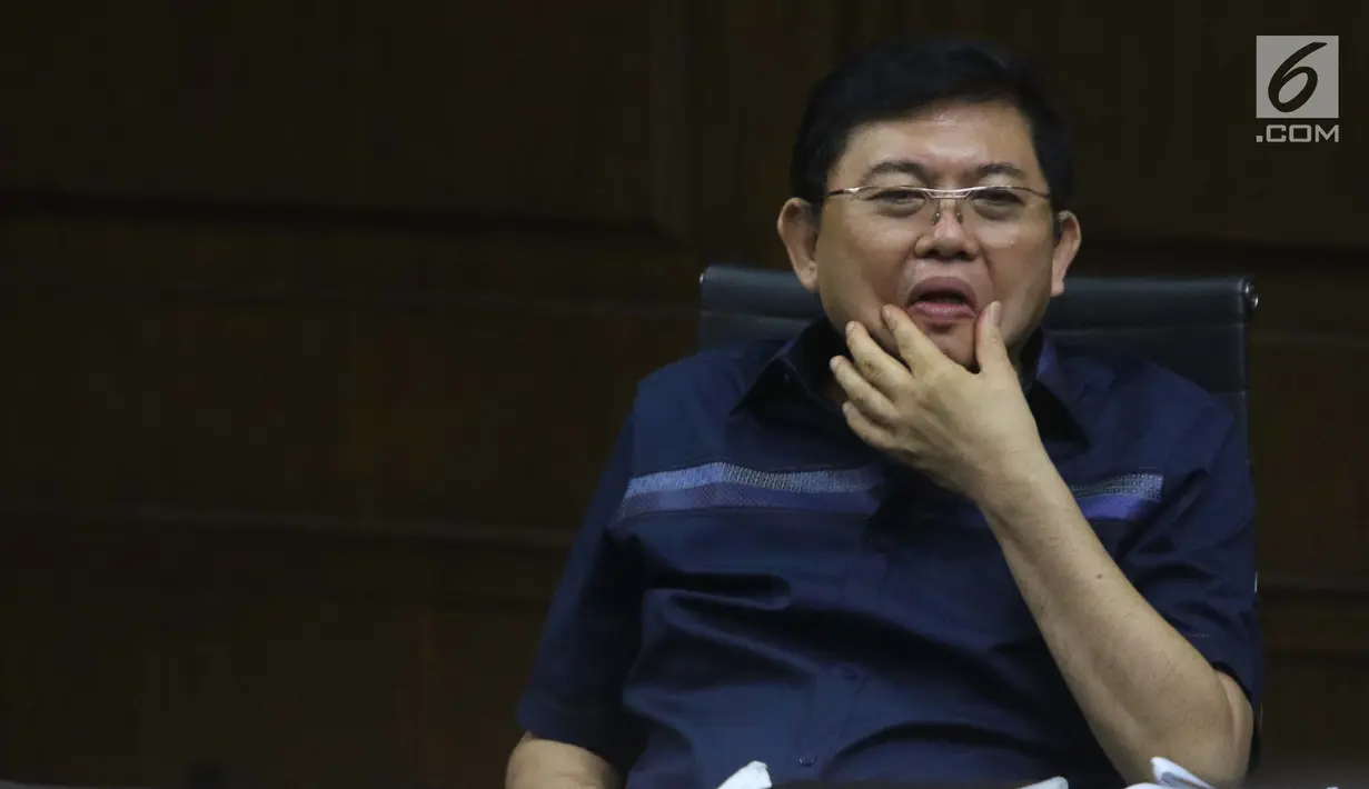 Terdakwa dugaan menghalangi proses penyidikan KPK terhadap Eddy Sindoro, Lucas saat menjalani sidang di Pengadilan Tipikor Jakarta, Kamis (10/1). Sidang mendengar keterangan saksi termasuk penyidik KPK, Novel Baswedan. (Liputan6.com/Helmi Fithriansyah)