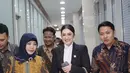 Blazer klasik hadirkan gaya lady boss yang menjanjikan. Paduan hitam dan putih tampak mengoptimalkan gaya.  [Foto: Instagram/ Nafa Urbach]