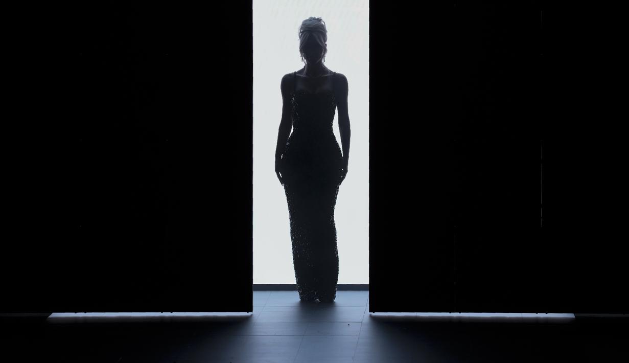 Kim Kardashian mengenakan kreasi koleksi wanita Musim Semi Musim Panas 2023 Dolce & Gabbana  pada event fashion Milan Fashion Week di Milan, Italia, 24 September 2022. Kim Kardashian tampil dalam balutan dress hitam berkilau dengan potongan chic era 60-an.  (AP Photo/Antonio Calanni)