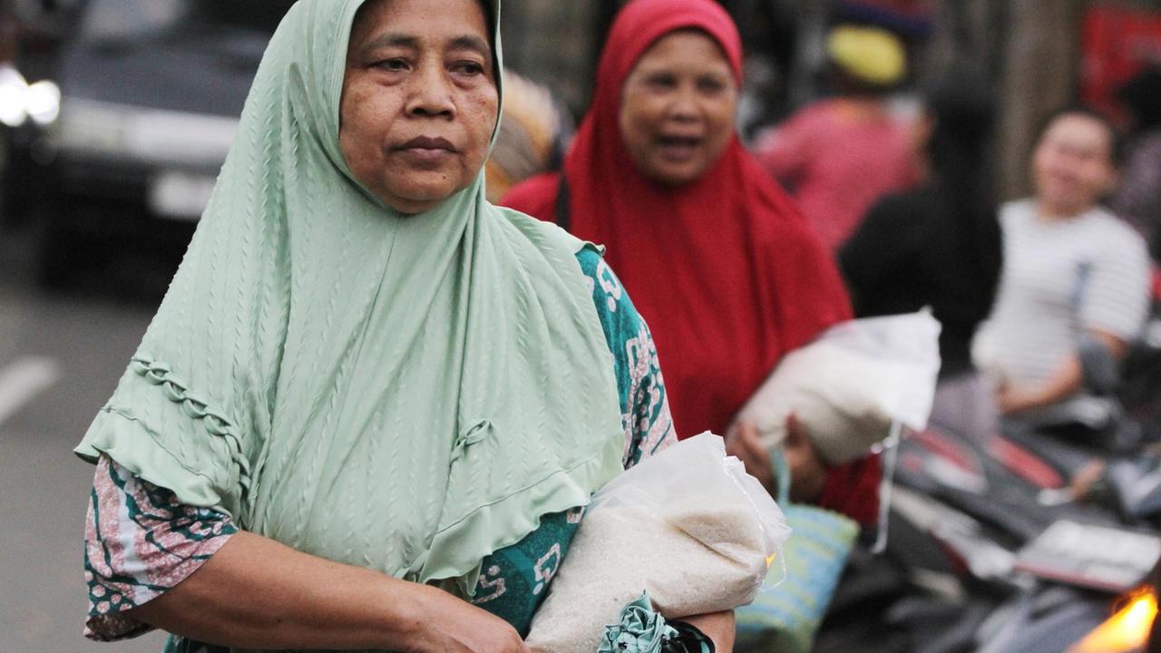 Ratusan Warga Antri Beras Murah Saat Aksi Sosial Mahasiswa di Jakarta