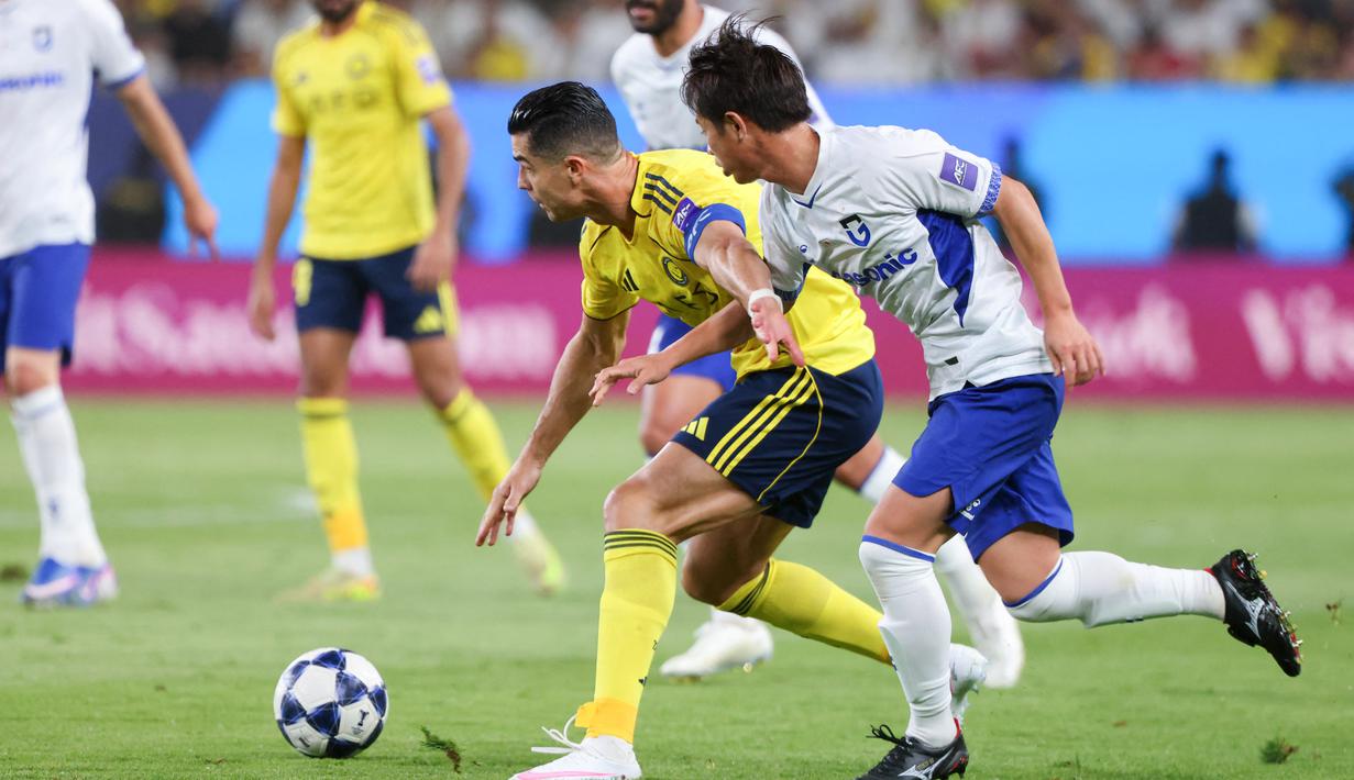 Kekalahan tersebut membuat Cristiano Ronaldo masih belum mampu mempersembahkan gelar kontinental untuk Al Nassr. Padahal, tim asuhan Jorge Jesus tampil dengan kekuatan terbaik sejak menit awal pertandingan. (AFP/Fayez Nureldine)
