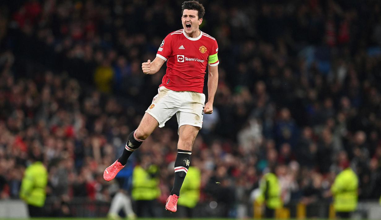 Pemain Manchester United, Harry Maguire merayakan gol kedua timnya ke gawang Atalanta pada laga Grup F Liga Champions 2021/2022 di Old Trafford, Manchester, Inggris, 20 Oktober 2021 waktu setempat. Maguire keluar sebagai salah satu penentu kemenangan dan pembalik keadaan pada laga ini dengan mencetak gol penyeimbang 2-2. (AFP/Paul Ellis)