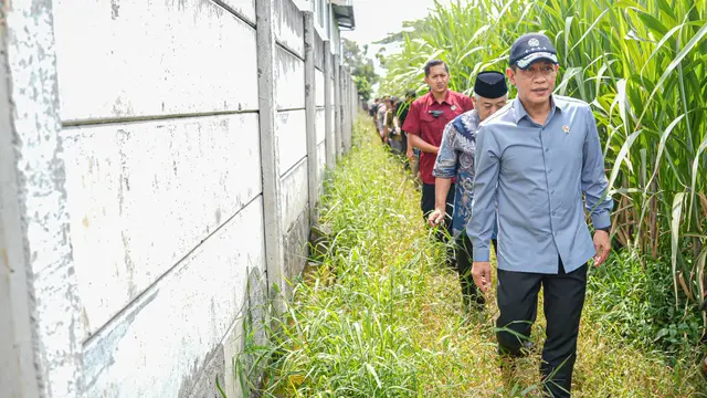 Menteri LH/Kepala BPLH Hanif Faisol Nurofiq saat meninjau langsung kesiapan calon lokasi Pengolahan Sampah menjadi Energi Listrik (PSEL).