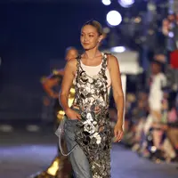 Gigi Hadid berjalan di runway untuk VOGUE World: New York selama New York Fashion Week 2022 di New York City (12/9/2022). Gigi tampak chic dalam pakaian denim dan atasan jaring metalik. (JP Yim/Getty Images for Vogue/AFP)