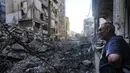 Sebuah sumber yang dekat dengan Hizbullah mengatakan Israel telah melakukan 11 serangan berturut-turut terhadap benteng kelompok itu di Beirut selatan pada 3 Oktober 2024. (Foto oleh AFP)