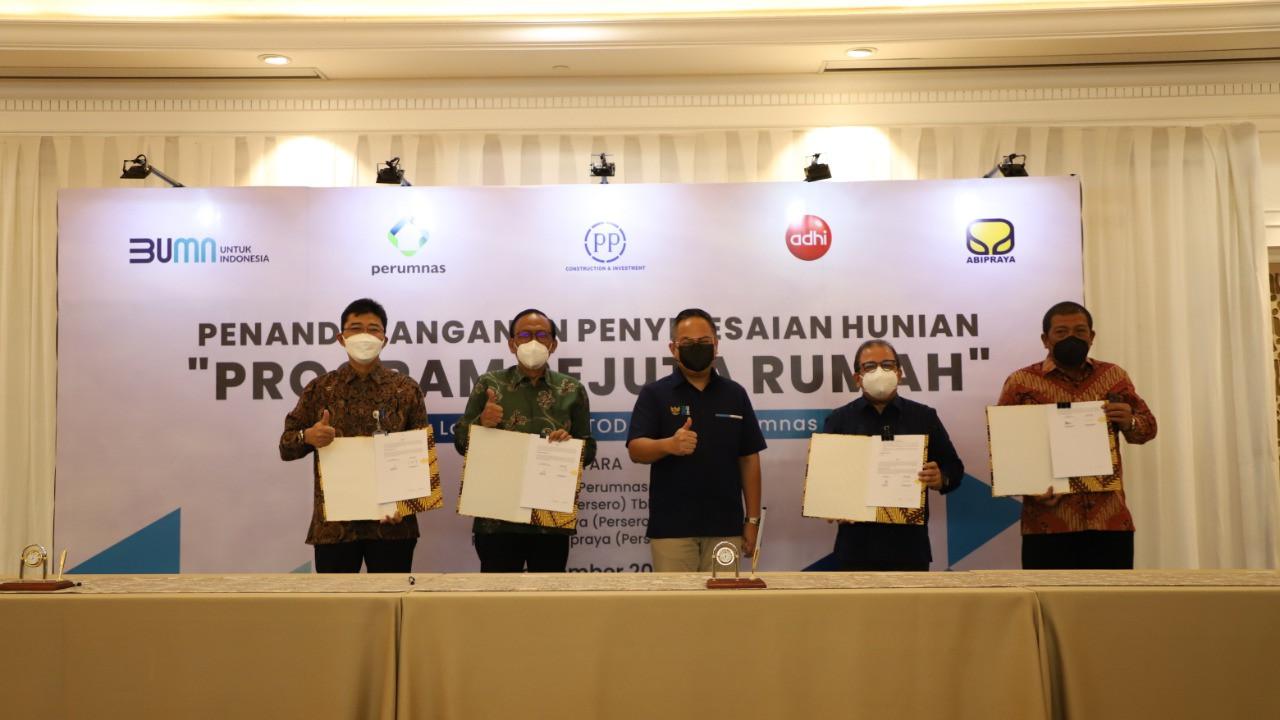 Penandatanganan penyelesaian hunian Program Sejuta Rumah di tiga lokasi Hunian TOD Perum Perumnas. Foto: Perumnas