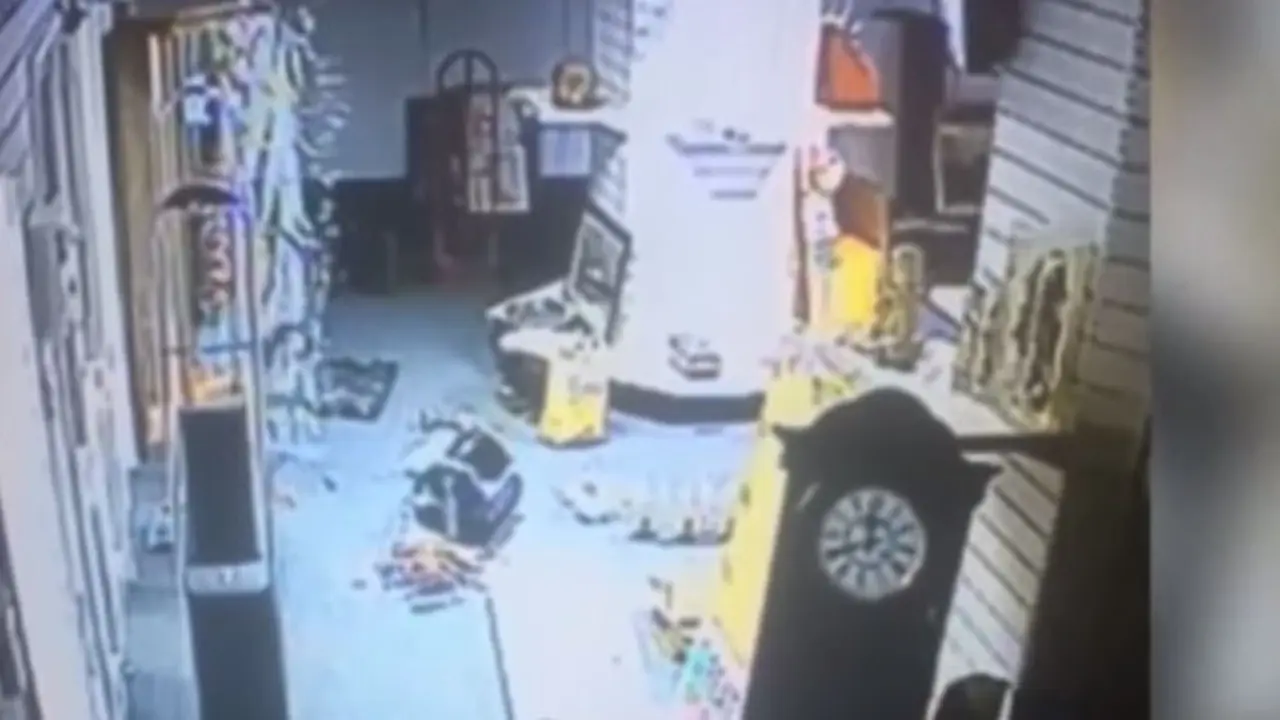 Hantu Pecahkan Kaca Terekam Kamera CCTV