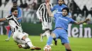 Gelandang Juventus, Manuel Locatelli berebut bola dengan penyerang Zenit St. Petersburg, Sardar Azmoun pada match day ke-4 Liga Champions di Allianz stadium, Rabu (3/11/2021) dinihari WIB. Menjamu Zenit, Juventus menang 4-2 atas Zenit. (Marco Alpozzi/LaPresse via AP)