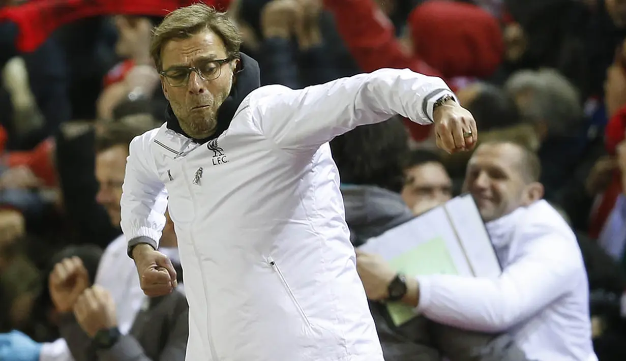 Ekspresi kegembiraan pelatih Liverpool, Jurgen Klopp, usai timnya menaklukan MU. Bekal dua gol tanpa kebobolan di kandang ini semakin mempermudah Liverpool untuk lolos ke babak perempat final. (Reuters/Carl Recine)