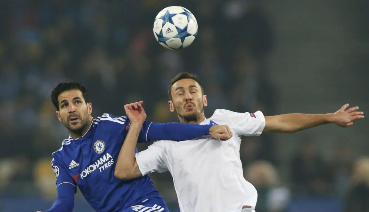 Pemain Dynamo Kiev, Serhiy Rybalka (kanan), berebut bola dengan pemain Chelsea, Cesc Fabregas, dalam lanjutan Grup G Liga Champions di Stadion Olympic, Kiev, Ukraina, Rabu (21/10/2015) dini hari WIB. (Reuters/Valentyn Ogirenko)