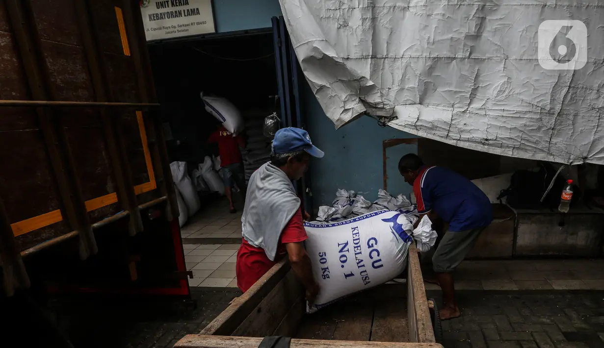 Pekerja melakukan bongkar muat kedelai yang baru tiba di gudang penyimpanan di Kawasan Kebayoran Lama, Jakarta, Kamis (14/1/2021). Harga diproyeksi mulai turun pada Juni seiring membaiknya produksi di negara-negara Amerika Selatan. (Liputan6.com/Johan Tallo)