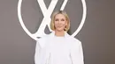 Cate Blanchett terlihat awet muda dengan busana hitam putih. Ia mengenakan atasan putih dengan outer rumbai dan celana lateks yang kece [Louis Vuitton]