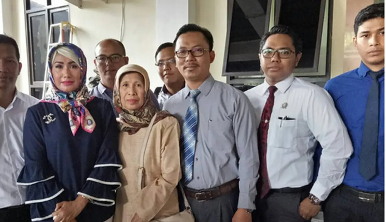 "Insya Allah ikhlas, berusaha ikhlas. Sebagai manusia, sebagai istri, ada rasa sedih, rasa sakit, tapi coba ikhlas kalau memang itu jalan yang terbaik, saya ikhlas," ucap Yuni seusai persidangan. (Instagram/yuniindriyati79)