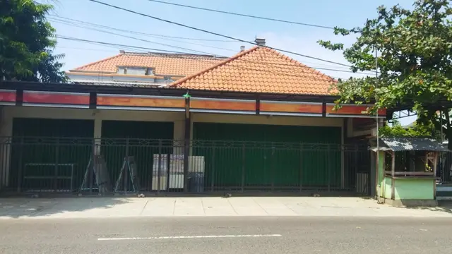 Kondisi rumah korban di Tuban terkunci rapat setelah disatroni komplotan perampok. (Adirin/Liputan6.com)