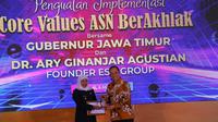 ESQ Ary Ginanjar Agustian saat menyerahkan penghargaan kepada Gubernur Jawa Timur Khofifah Indar Parawansa.