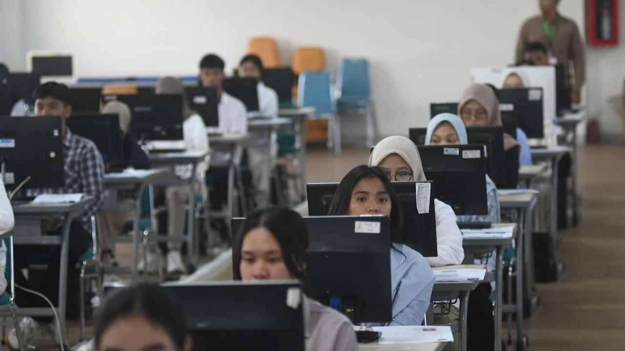 Peserta mengikuti UTBK-SNBT di Kampus UPN Veteran