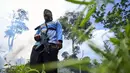 Seorang anggota Badan Narkotika Nasional Indonesia (BNN) berjaga saat pemusnahan tanaman ganja dalam penggerebekan pada jalur hutan di Lamteuba, Provinsi Aceh, 18 Mei 2022. (CHAIDEER MAHYUDDIN/AFP)