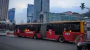 Bus TransJakarta melewati kawasan Bundaran HI, Jakarta, Senin (9/3/2015). PT Transjakarta menghentikan operasional 30 bus merek Zhongtong pasca insiden terbakarnya bus buatan Tiongkok itu pada Minggu (8/3) kemarin. (Liputan6.com/Faizal Fanani)