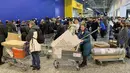 Orang-orang menunggu dalam antrean untuk membayar pembeliannya di toko IKEA di pinggiran Moskow, Kamis (3/3/2022). Peritel IKEA menghentikan operasional di "Negeri Beruang Merah" dan Belarusia untuk sementara waktu buntut dari invasi Rusia ke Ukraina. (AP Photo/Vladimir Kondrashov)