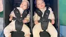 Memiliki anak kembar, pasangan ini juga kerap mendandaninya dengan pakaian kembar. Potretnya saat keduanya duduk di stroller. [Instagram/@anisarahma_12]