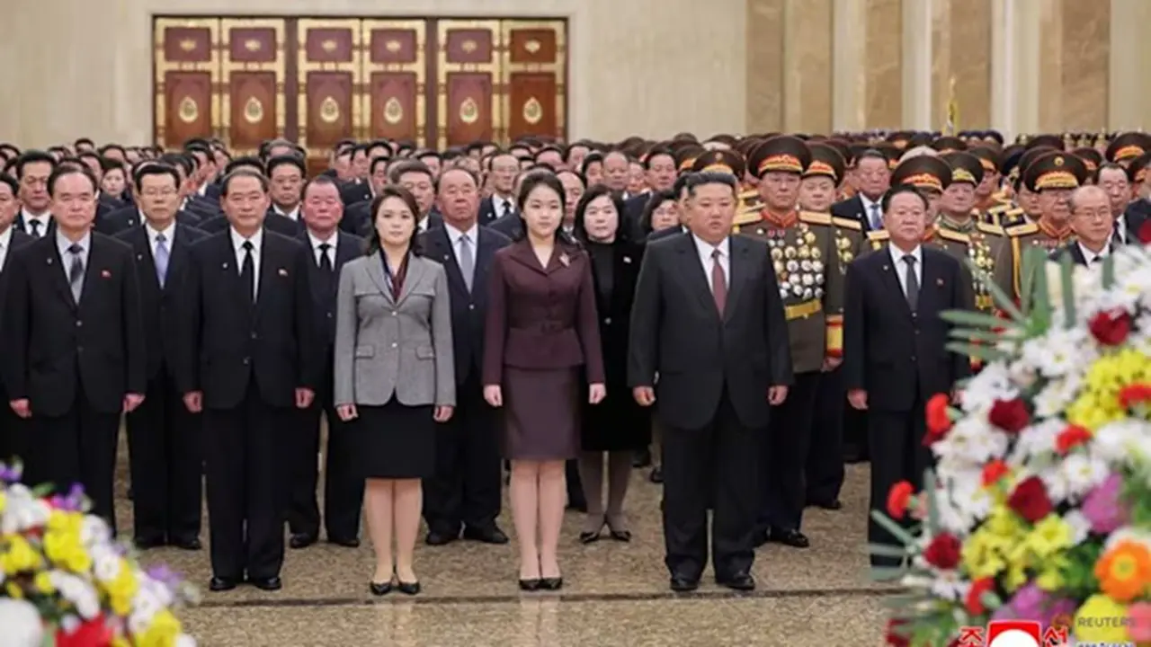 Pemimpin Korea Utara Kim Jong Un didampingi istrinya Ri Sol Ju dan putri mereka Kim Ju Ae, mengunjungi Istana Matahari Kumsusan untuk memperingati Tahun Baru di Pyongyang, Korea Utara, pada Kamis (1/1/2026).