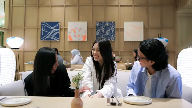 wanita januari senyum dan tenang