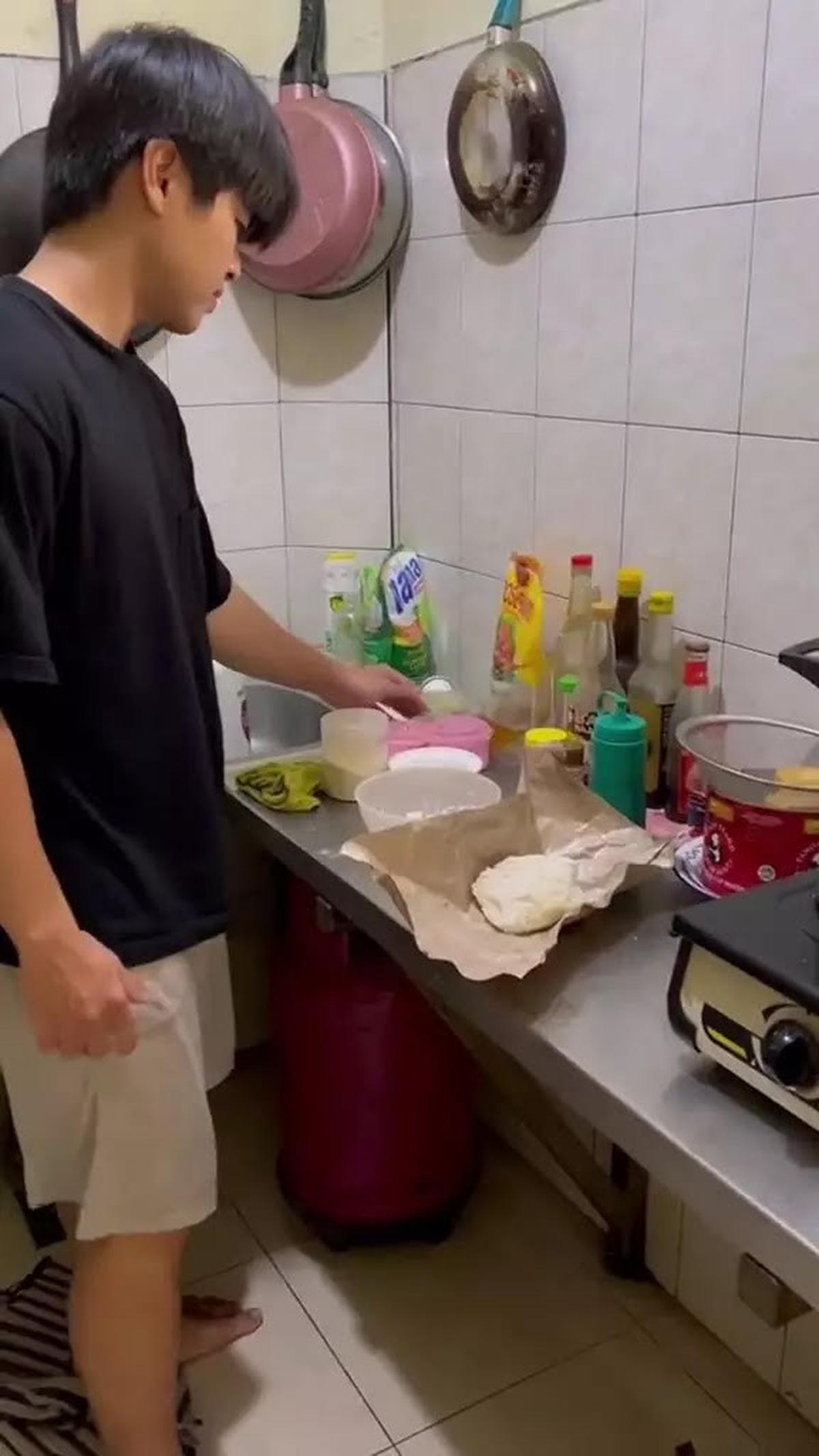 5 Potret Dapur Rumah Steven Wongso Sangat Sederhana, Tak Ada Kitchen Set - Peralatan Masak Cuma Digantung