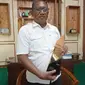 Kepala Desa Kemudo, Hermawan Kristanto bersama penghargaan Desa BRILiaN yang berhasil raih juara 3 pada 2021 (Foto: Anugerah Ayu/Liputan6.com).