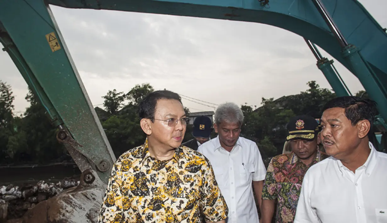 Gubernur DKI Jakarta Basuki Tjahaja Purnama atau Ahok meninjau pembangunan tanggul Kali Sunter, Kelapa Gading, Jakarta Utara, Kamis (12/2/2015). (Antara Foto/Sigid Kurniawan)