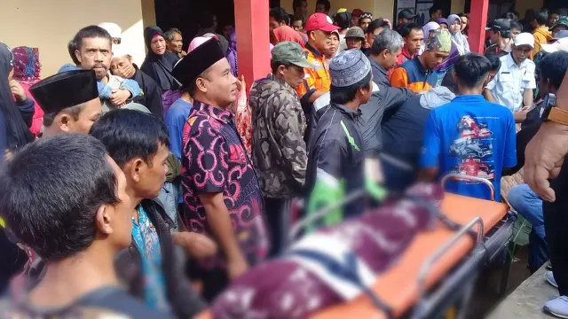 Prosesi pemakaman jenazah korban longsor Purbalingga. (Foto: Liputan6.com/Dinkominfo Purbalingga/Muhamad Ridlo)