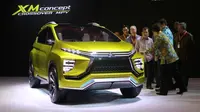 Wakil Presiden Jusuf Kalla melihat lebih dekat sosok Mitsubishi XM Concept diperkenalkan di GIIAS Agustus 2016.